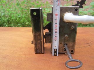 Cerradura antigua con su llave, pomo cerámico.