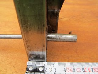 Cerradura antigua con su llave, pomo cerámico.