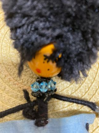 Collar de Muñeca con Pelo Negro y Falda Azul