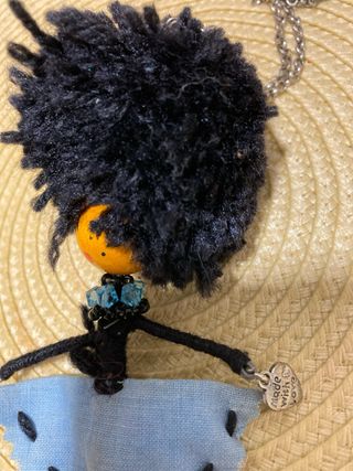 Collar de Muñeca con Pelo Negro y Falda Azul