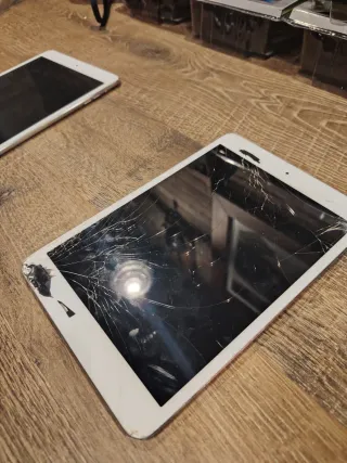 Dos iPads mini, una pantalla iPhone 7 plus y mo3