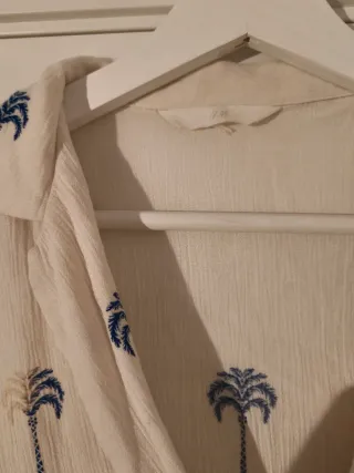 Camisa blanca palmeras azules