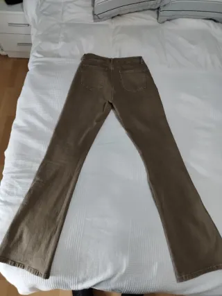 Pantalón marrón chica tendencia