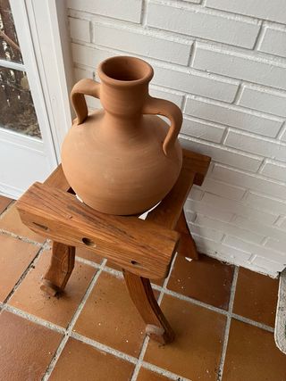 Botijo de barro con soporte de madera
