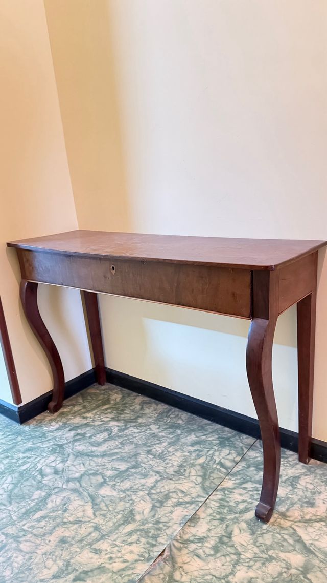 Mesilla antigua de madera