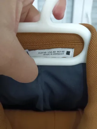 Traje marrón de doble botonadura