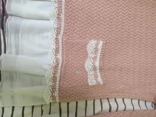 Jersey rosa con encaje y volantes