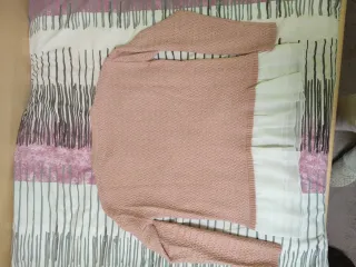 Jersey rosa con encaje y volantes