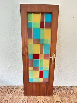 Puerta de madera con cristal de colores