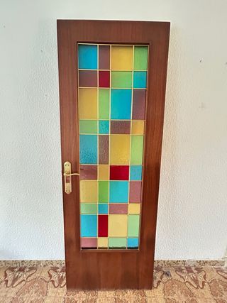 Puerta de madera con cristal de colores