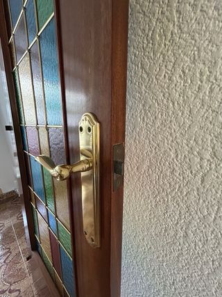 Puerta de madera con cristal de colores