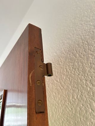 Puerta de madera con cristal de colores