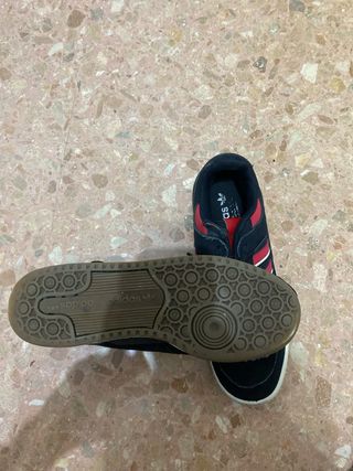 Zapatillas Adidas Negras y Rojas