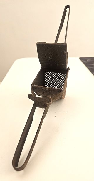 Antigua prensa manual de cocina