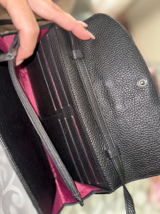 Bolso billetera Tous negro se puede usar colgada
