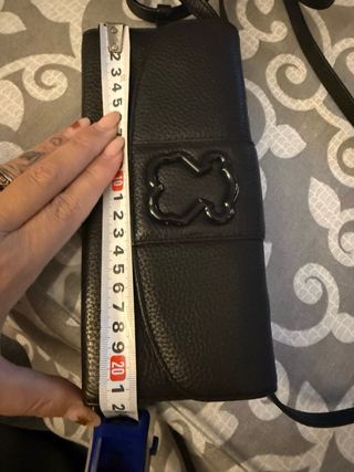 Bolso billetera Tous negro se puede usar colgada