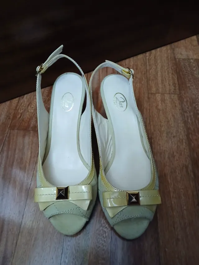 Zapatos de tacón beige y dorado