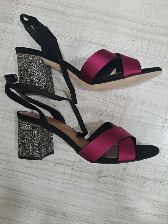 Sandalias negras y rosas
