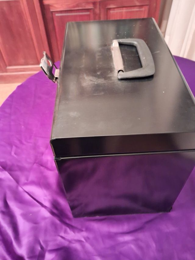 Caja archivadora metálica negra