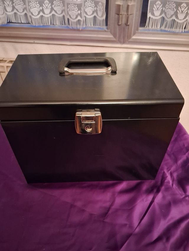 Caja archivadora metálica negra