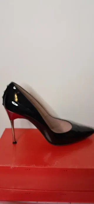 Zapatos de salón charol negro tacón fino