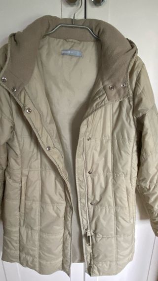 Anorak con capucha beige
