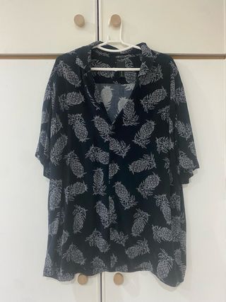 Camisa negra con estampado de piñas