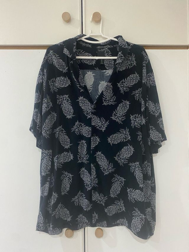 Camisa negra con estampado de piñas