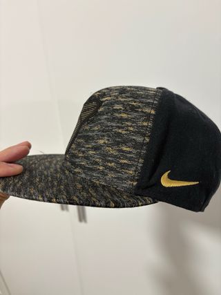 Gorro Nike Negro y Dorado