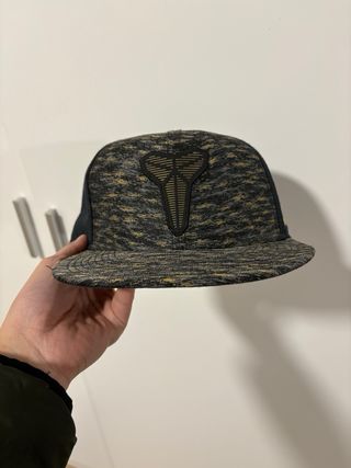 Gorro Nike Negro y Dorado