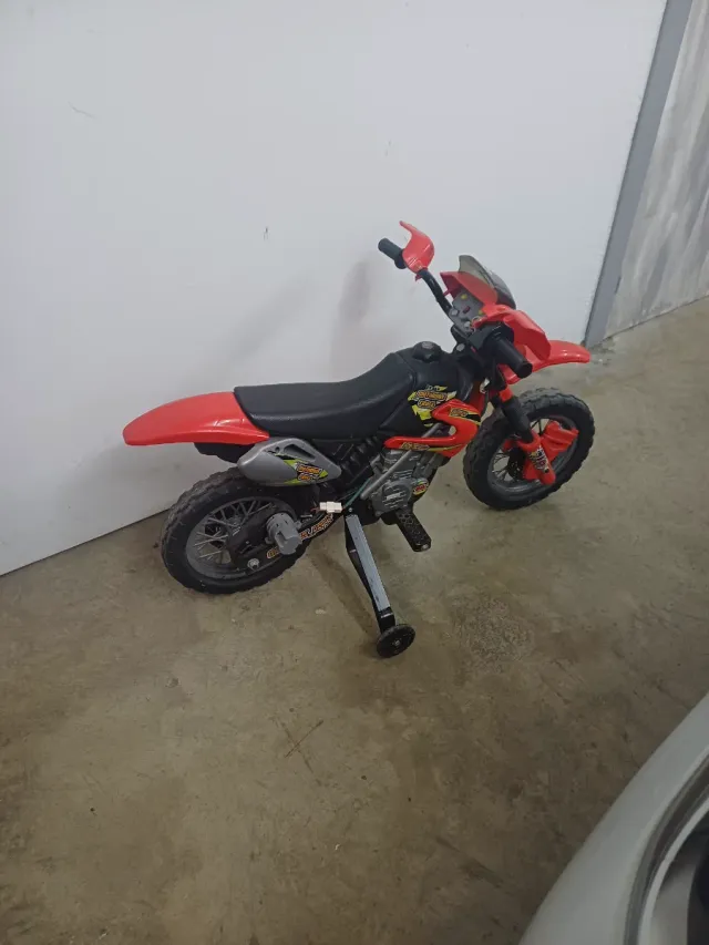 Moto a batería Feber para niños