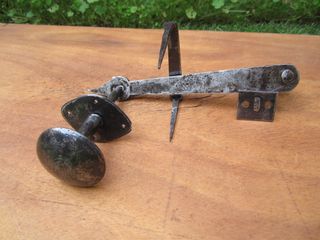 Pestillo antiguo forja con pomo punteado, s. XVIII