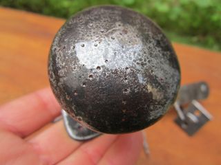 Pestillo antiguo forja con pomo punteado, s. XVIII