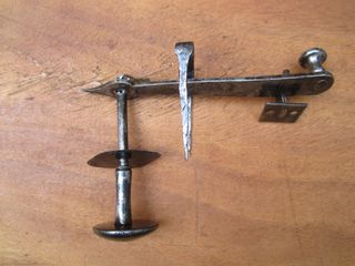 Pestillo antiguo forja con pomo punteado, s. XVIII