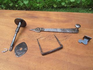 Pestillo antiguo forja con pomo punteado, s. XVIII