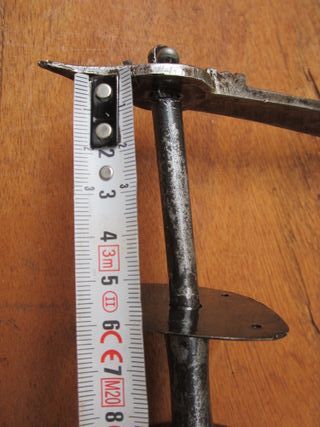 Pestillo antiguo forja con pomo punteado, s. XVIII