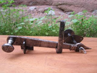 Pestillo antiguo forja con pomo punteado, s. XVIII