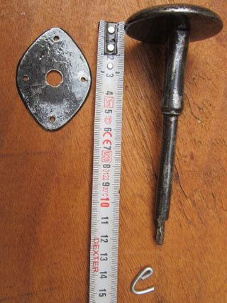 Pestillo antiguo forja con pomo punteado, s. XVIII