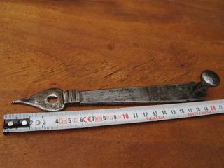 Pestillo antiguo forja con pomo punteado, s. XVIII