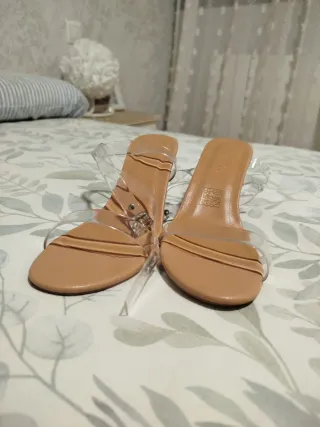Sandalias de tacón transparentes beige