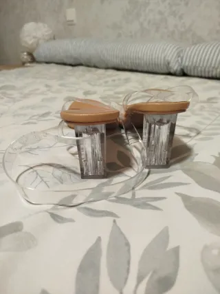 Sandalias de tacón transparentes beige