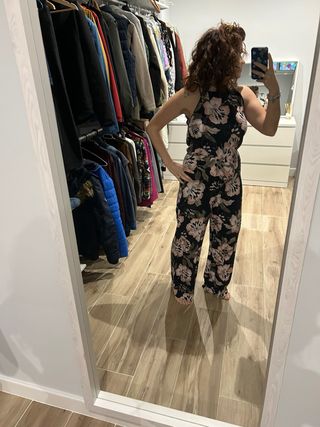 Mono floral negro y rosa