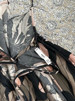 Mono floral negro y rosa