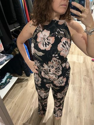 Mono floral negro y rosa