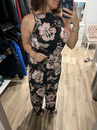 Mono floral negro y rosa