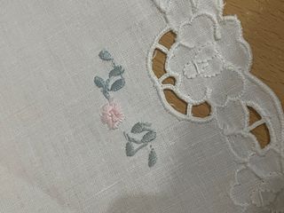 Coprivassoio intagliato e ricamato