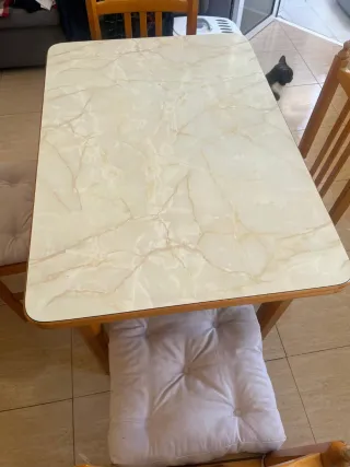 Mesa extensible de mármol y madera. 4 sillas inclu