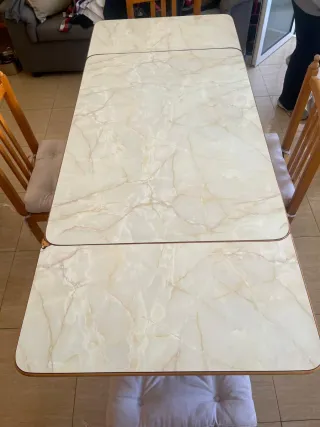 Mesa extensible de mármol y madera. 4 sillas inclu
