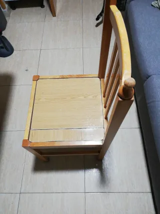 Mesa extensible de mármol y madera. 4 sillas inclu