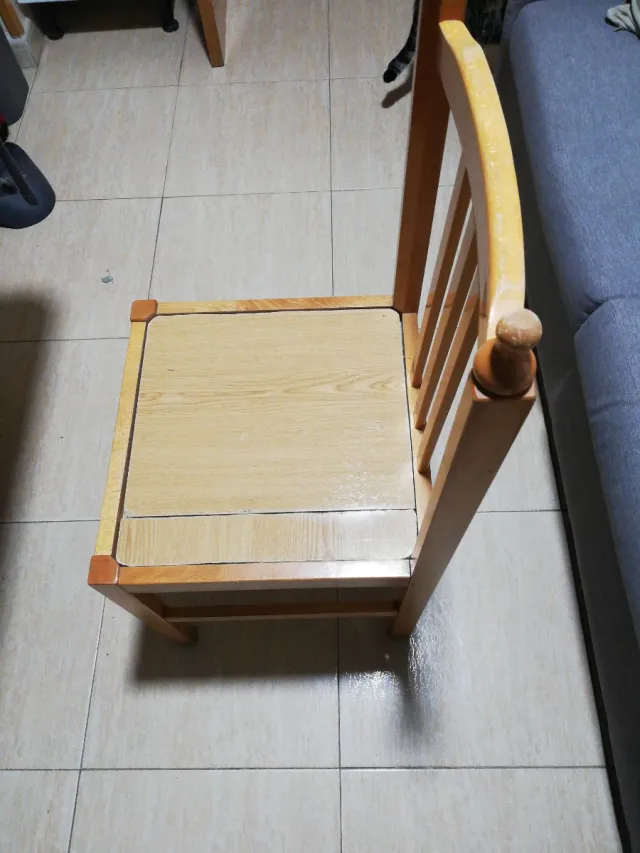 Mesa extensible de mármol y madera. 4 sillas inclu